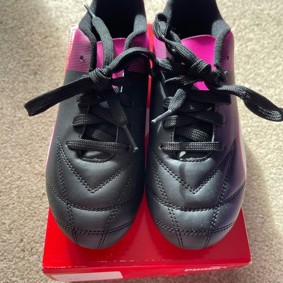 Girls Puma soccer cleats brand new with tags Adreno Model Pink and Black - Picture 2 of 4